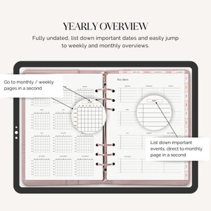 Puede incluir: Una agenda rosa y blanca con una vista general anual, fechas clave y calendarios mensuales. La agenda tiene una encuadernaci&oacute;n met&aacute;lica y una cubierta negra. El texto "YEARLY OVERVIEW" est&aacute; en la parte superior de la p&aacute;gina. El texto "Go to monthly / weekly pages in a second" est&aacute; en el lado izquierdo de la p&aacute;gina. El texto "Key dates" est&aacute; en el lado derecho de la p&aacute;gina. El texto "MAY" est&aacute; resaltado en un c&iacute;rculo en el lado derecho de la p&aacute;gina. El texto "List down important events, direct to monthly page in a second" est&aacute; en el lado derecho de la p&aacute;gina.