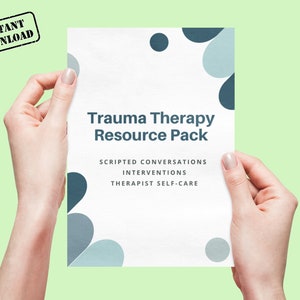 Könnte beinhalten: Ein weißer druckbarer Ressourcen-Paket für Traumatherapie mit blauen und grauen abstrakten Formen im Hintergrund. Der Text lautet "Trauma Therapy Resource Pack" und "Scripted Conversations, Interventions, Therapist Self-Care".