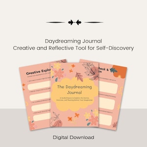 Pode incluir: Três diários cor de pêssego com desenhos florais e o título "The Daydreaming Journal". O diário central tem uma caixa de texto amarela em forma de nuvem. O texto "Digital Download" está na parte inferior.