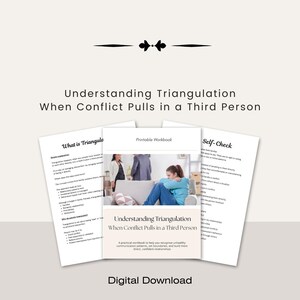 Op de afbeelding: Een digitale download getiteld "Understanding Triangulation When Conflict Pulls in a Third Person". De afbeelding toont een werkboek met de titel en een foto van een persoon die op een bank zit. Extra pagina's zijn onder meer "What is Triangulation" en "Self-Check".