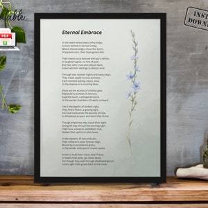 Könnte beinhalten: Ein druckbares Gedicht mit dem Titel "Eternal Embrace" mit einer Aquarell-Illustration einer blauen Blume. Das Gedicht handelt von Liebe, Verlust und der bleibenden Natur von Erinnerungen. Das Gedicht ist auf weißem Hintergrund gedruckt und in einem schwarzen Rahmen gerahmt.