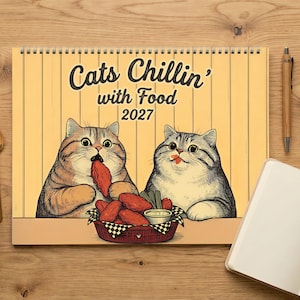 Puede incluir: Un calendario de pared 2027 titulado Cats Chillin' with Food que presenta una ilustraci&oacute;n de dos gatos atigrados comiendo alitas de pollo de una cesta. El fondo es un dise&ntilde;o de paneles de madera verticales de color amarillo claro con texto negro.