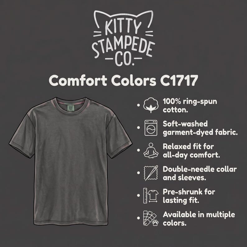 Pu&ograve; includere: Una t-shirt grigio antracite a maniche corte etichettata Comfort Colors C1717 di Kitty Stampede Co. Presenta 100% cotone ring-spun, tessuto tinto in capo lavato morbido, vestibilit&agrave; rilassata, colletto e maniche a doppio ago, pre-ristretto.
