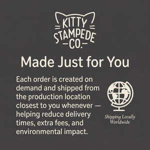 Pu&ograve; includere: Un grafico informativo grigio scuro che presenta il testo bianco Kitty Stampede Co. con un'icona di orecchie di gatto sopra. Sotto, il testo recita Made Just for You, seguito da una spiegazione sulla produzione su richiesta e un'icona di un globo con il testo Shipping Locally Worldwide.
