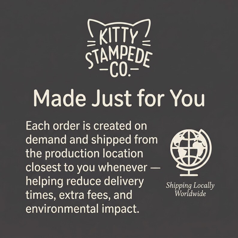 Pu&ograve; includere: Un grafico informativo grigio scuro che presenta il testo bianco Kitty Stampede Co. con un'icona di orecchie di gatto sopra. Sotto, il testo recita Made Just for You, seguito da una spiegazione sulla produzione su richiesta e un'icona di un globo con il testo Shipping Locally Worldwide.