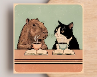Può includere: Illustrazione di un capibara e di un gatto bianco e nero seduti a un tavolo, ognuno con una tazza di caffè. Il vapore sale dalle tazze. Ci sono libri aperti sul tavolo. Lo sfondo è di colore verde chiaro.