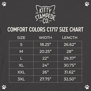 Pu&ograve; includere: Una tabella delle taglie grigio scuro per l'abbigliamento Comfort Colors C1717 di Kitty Stampede Co. La tabella elenca le taglie dalla S alla 3XL con le relative misure di larghezza e lunghezza in pollici, in una griglia bianca con impronte.