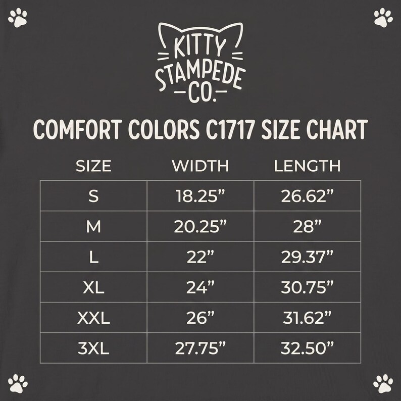 Pu&ograve; includere: Una tabella delle taglie grigio scuro per l'abbigliamento Comfort Colors C1717 di Kitty Stampede Co. La tabella elenca le taglie dalla S alla 3XL con le relative misure di larghezza e lunghezza in pollici, in una griglia bianca con impronte.