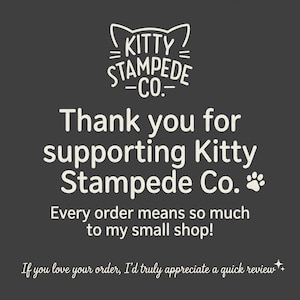 Puede incluir: Una tarjeta cuadrada de color gris oscuro con el texto blanco Kitty Stampede Co. y un icono de orejas de gato. El mensaje dice: Thank you for supporting Kitty Stampede Co. con una huella, seguido de Every order means so much to my small shop!