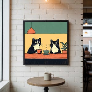 K&ouml;nnte beinhalten: Gerahmter Kunstdruck mit zwei schwarz-wei&szlig;en Katzen, die Kaffee trinken. Die minimalistische Illustration zeigt Katzen mit Tassen. Der Hintergrund ist gr&uuml;n und gelb, mit einer Pflanze und einer orangefarbenen H&auml;ngelampe.