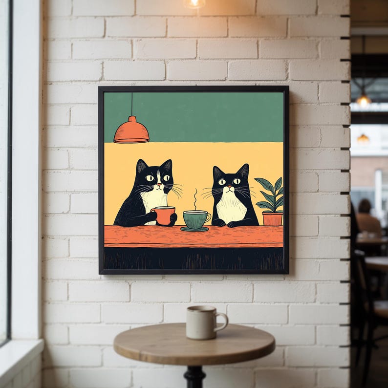 K&ouml;nnte beinhalten: Gerahmter Kunstdruck mit zwei schwarz-wei&szlig;en Katzen, die Kaffee trinken. Die minimalistische Illustration zeigt Katzen mit Tassen. Der Hintergrund ist gr&uuml;n und gelb, mit einer Pflanze und einer orangefarbenen H&auml;ngelampe.