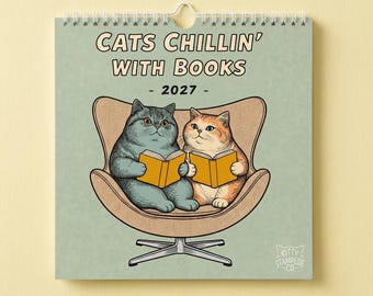 Könnte beinhalten: Ein Wandkalender für 2027 mit dem Titel CATS CHILLIN' WITH BOOKS, der eine Illustration einer grauen Katze und einer orangefarbenen getigerten Katze in einem beigen Sessel zeigt, die jeweils ein offenes gelbes Buch halten, inklusive Kitty Stampede Co. Logo.