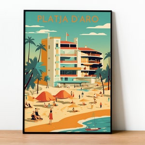 Puede incluir: Una ilustración de estilo retro de una escena de playa con un edificio de varios pisos, palmeras y personas en la playa. El texto "PLATJA D'ARO" está en la parte superior de la imagen.