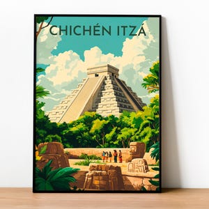 Könnte beinhalten: Ein Vintage-Reiseposter mit einer farbenfrohen Illustration von Chichen Itza, einer antiken Maya-Stadt in Mexiko. Das Poster zeigt eine große Pyramide vor blauem Himmel und grünen Bäumen.