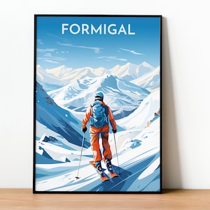 Puede incluir: Un esquiador con pantalones naranjas y una chaqueta azul con una mochila esquía por una ladera de montaña cubierta de nieve. Las montañas del fondo están cubiertas de nieve. El cielo es azul con nubes blancas. El cartel tiene la palabra "FORMIGAL" impresa en la parte superior.