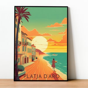 Puede incluir: Un cartel de viaje de estilo retro con una ilustración colorida de una ciudad costera con palmeras, una puesta de sol y una mujer caminando por la playa. El texto "PLATJA D'ARO" está en la parte inferior del cartel.