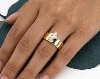 Anello vistoso con fascia larga in oro, moissanite taglio princess e design massiccio.