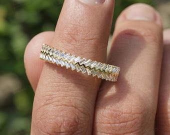 Anello a chevron con moissanite baguette, fede nuziale impilabile a zig-zag in oro 14 carati.