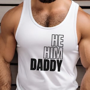 Er, Him, Daddy Tank - Lustiges Dad Shirt - Geschenk für Daddy - LGBTQ Humor - Rollenspiel - Dom Daddy - Pronomen - Vatertag