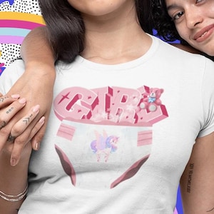 Célébrez votre identité avec notre t-shirt pour femmes ludique « Diaper Girl » - Faites briller vos couleurs uniques ! - Un hommage haut en couleurs à une princesse ABDL