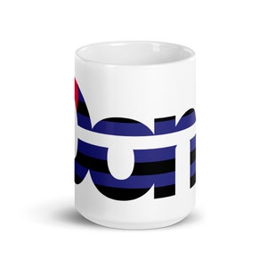 Puede incluir: Taza de cerámica blanca con la palabra "Bear" impresa en rayas blancas y negras. La "B" es parcialmente roja.