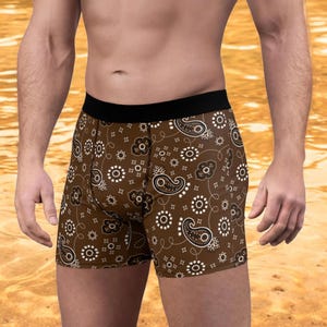 Puede incluir: Bóxers marrones con un estampado paisley blanco.
