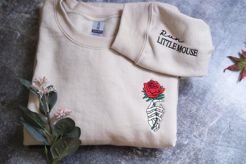 Run Little Mouse Sweatshirt, Haunting Adeline Shirt, Dark Romance Merch, Smut Reader, Women's Book Lover Gift, Rose Skeleton Comfort Shirt zdjęcie 7
