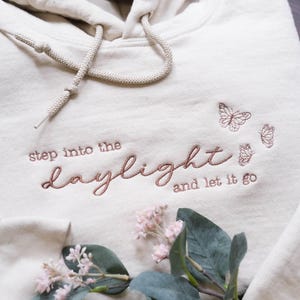 Stap in het daglicht geborduurd sweatshirt, let it go sierlijk borduurwerk, inspirerend sweatshirt, healing shirt, cadeau muziekliefhebber