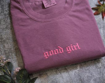 Chemise Good Girl brodée Good Girl Romance Club pour les amoureux des livres T-shirt livresque aux couleurs confortables Chemise Romance sombre