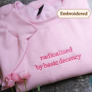 Geradicaliseerd door Basic Decency Geborduurd sweatshirt: sociale rechtvaardigheid Mensenrechten, cadeau activist