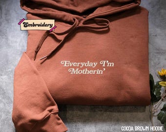 Sudadera con capucha bordada "Everyday I'm Motherin", regalo para el Día de la Madre, Trendy Mom Comfort Colors®