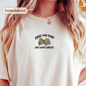 Comfort Colors® Retro Frog and Toad T-shirt, Vintage Reading T-shirt, Cottagecore Shirt, Frog Graphic Tee, Librarian Gifts, Nature Lover Tee