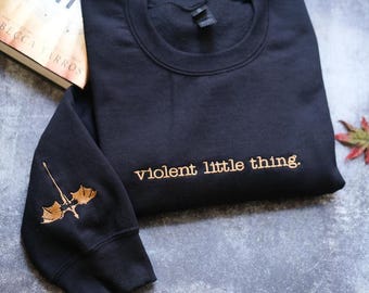 Sudadera bordada "Violent Little Thing" - Unisex - Fourth Wing - Basgiath War College - Dark Academia, suéter de Xaden Riorson, Iron Flame