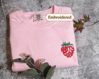 Camiseta Comfort Colors® con diseño de fresas, top para festivales de fresas, camiseta primaveral adorable, estampado de frutas de verano a la moda.