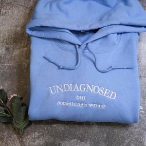 Sweat brodé non diagnostiqué, col rond drôle, maladie chronique, sweat shirt brodé personnalisé, cadeau pour elle