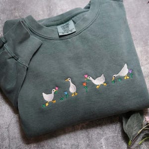 Geborduurde Duck Duck Goose Comfort Kleuren ronde hals, eenden en bloemen geborduurde ganzen en bloemen, monochrome geborduurde shirts