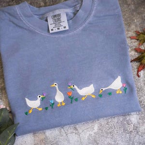 Canard brodé canard oie T-shirt couleurs confort, canards et fleurs brodés ultra doux, t-shirts monochromes