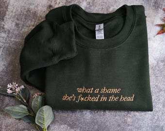 Qué pena Está jodida de la cabeza Sudadera bordada, Problemas con el champán, Merchandising sutil, Camiseta de salud mental, Regalo para fanática