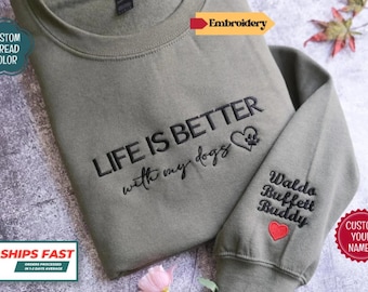 Sudadera con capucha "La vida es mejor con mis perros" - Regalo personalizado para mamá perruna - Regalo de Navidad personalizado para dueños de mascotas con nombres de perros en la manga