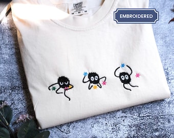 Camisa Cozy Comfort Colors® con Sprites bordados: camiseta inspirada en el estudio Cottagecore, linda camiseta con estética anime, un acogedor regalo otoñal.