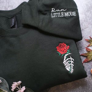 Run Little Mouse Sweatshirt, Haunting Adeline Shirt, Dark Romance Merch, Smut Reader, Women's Book Lover Gift, Rose Skeleton Comfort Shirt zdjęcie 8