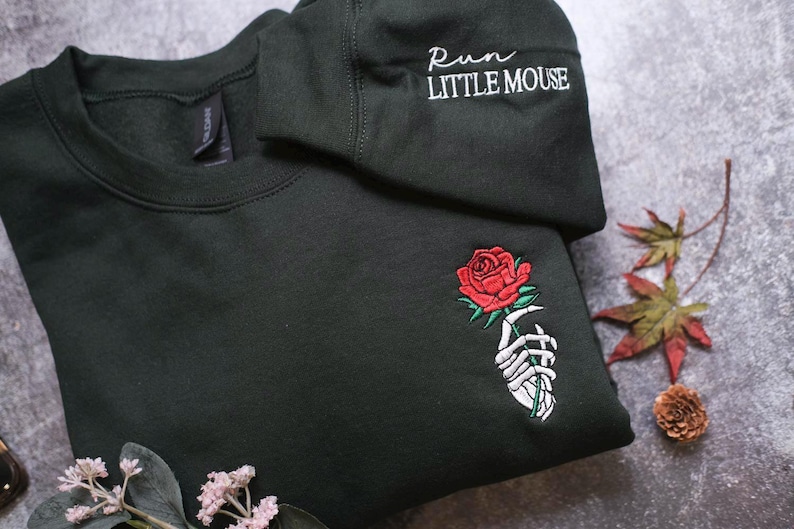 Run Little Mouse Sweatshirt, Haunting Adeline Shirt, Dark Romance Merch, Smut Reader, Women's Book Lover Gift, Rose Skeleton Comfort Shirt zdjęcie 8