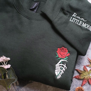 Run Little Mouse Sweatshirt, Haunting Adeline Shirt, Dark Romance Merch, Smut Reader, Women's Book Lover Gift, Rose Skeleton Comfort Shirt zdjęcie 1