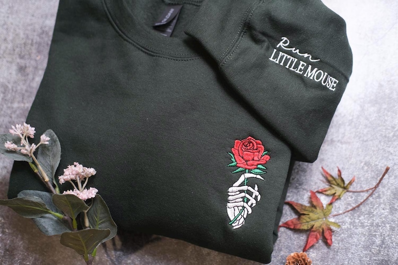 Run Little Mouse Sweatshirt, Haunting Adeline Shirt, Dark Romance Merch, Smut Reader, Women's Book Lover Gift, Rose Skeleton Comfort Shirt zdjęcie 1