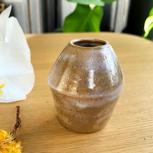 Pearly white ceramic soliflore