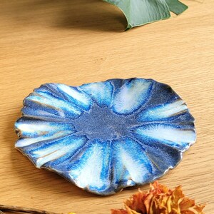 Coupelle fleur en céramique Bleu moyen et blanc