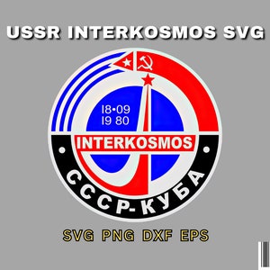 Könnte beinhalten: Ein kreisförmiges Logo in den Farben Rot, Weiß und Blau. Das Logo zeigt ein stilisiertes Raumschiff mit einem Stern oben, umgeben vom Text "INTERKOSMOS" in schwarzen Buchstaben. Der Text "СССР-КУБА" ist in schwarzen Buchstaben um den unteren Rand des Kreises geschrieben. Die Daten "18-09 19 80" sind in schwarzen Buchstaben über dem Raumschiff geschrieben.