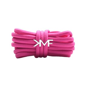 Puede incluir: Un juego de tres tazas de cerámica con un esmalte moteado de color crema. Cada taza presenta un diseño pintado a mano diferente: una hoja azul y verde, una flor amarilla y una baya roja. Las tazas tienen una forma simple y redondeada.