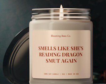 Ruikt alsof ze Dragon Smut Again leest Fantasy Book Lover Gift Smutty Candle Gift Bookish Merch Gift voor haar boekkaarsen