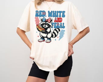Camiseta vermelha, branca e selvagem, camiseta engraçada de guaxinim de 4 de julho, camiseta selvagem e livre, camiseta patriótica com estampa de cachorro-quente, cores confortáveis, camiseta dos EUA